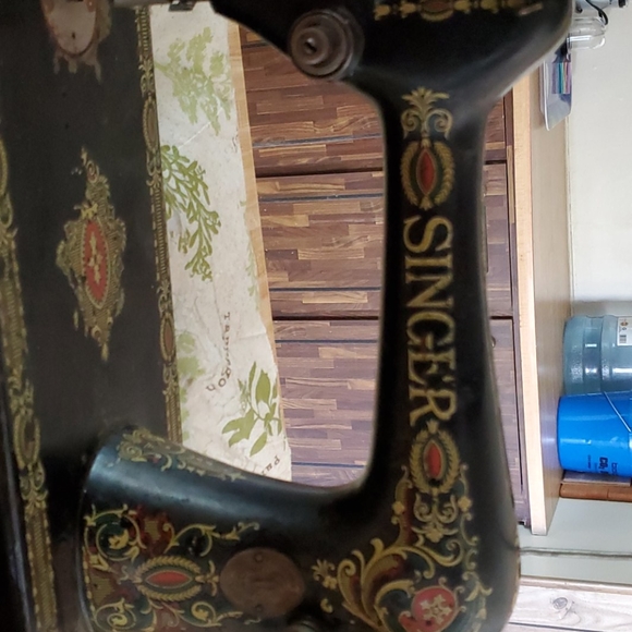 Sewing machine - Picture 4 of 4